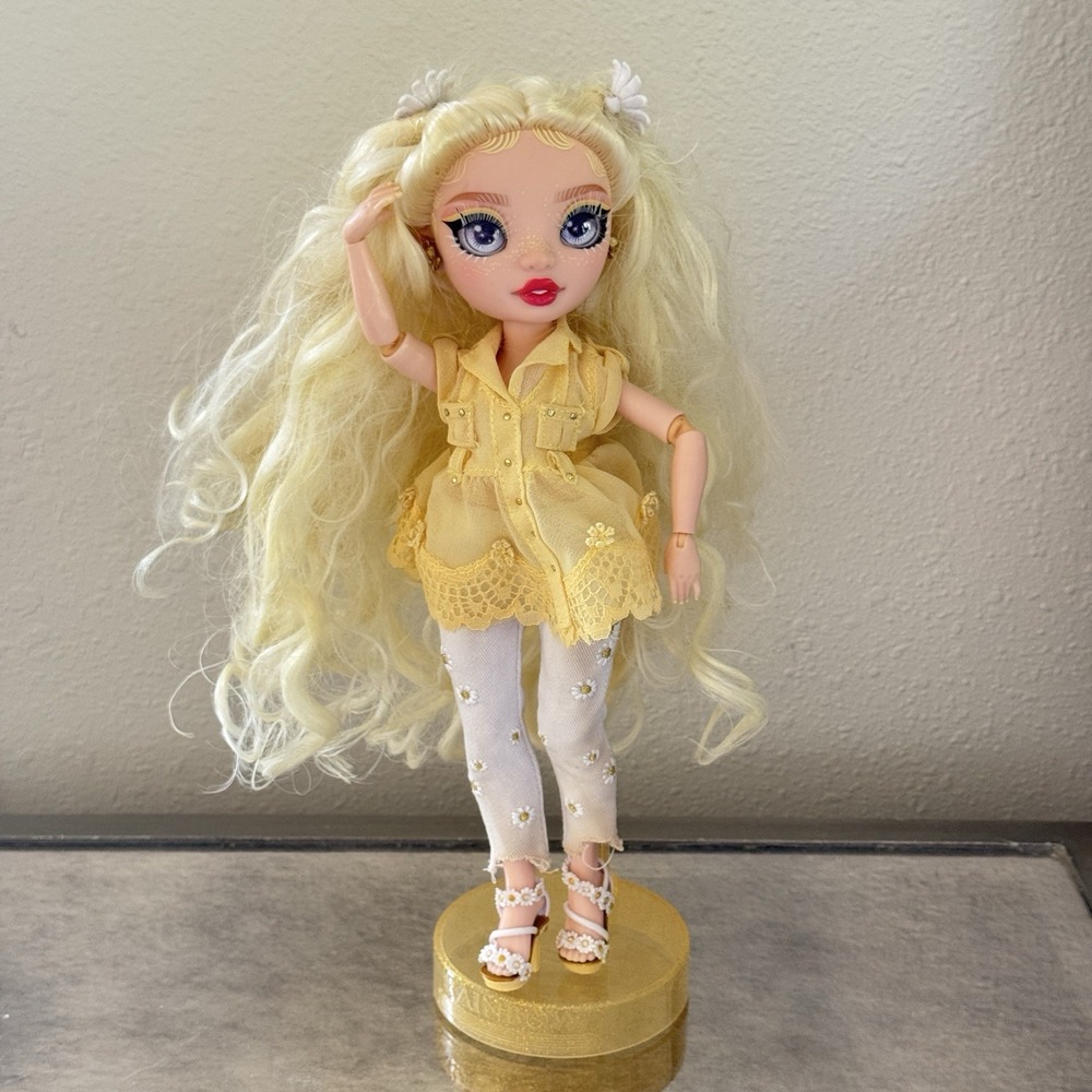 MGA Rainbow High Delilah Fields Buttercup Yellow Fashion Doll Blonde Daisy Rare
